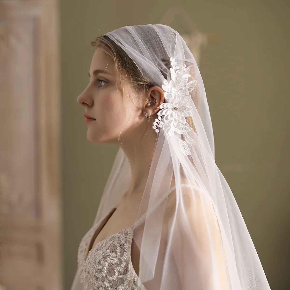 Boho White Tulle Wedding Veils for Brides with Appliques Fingertip Veil for Women Long Cut Edge mariage bridal hair accessories