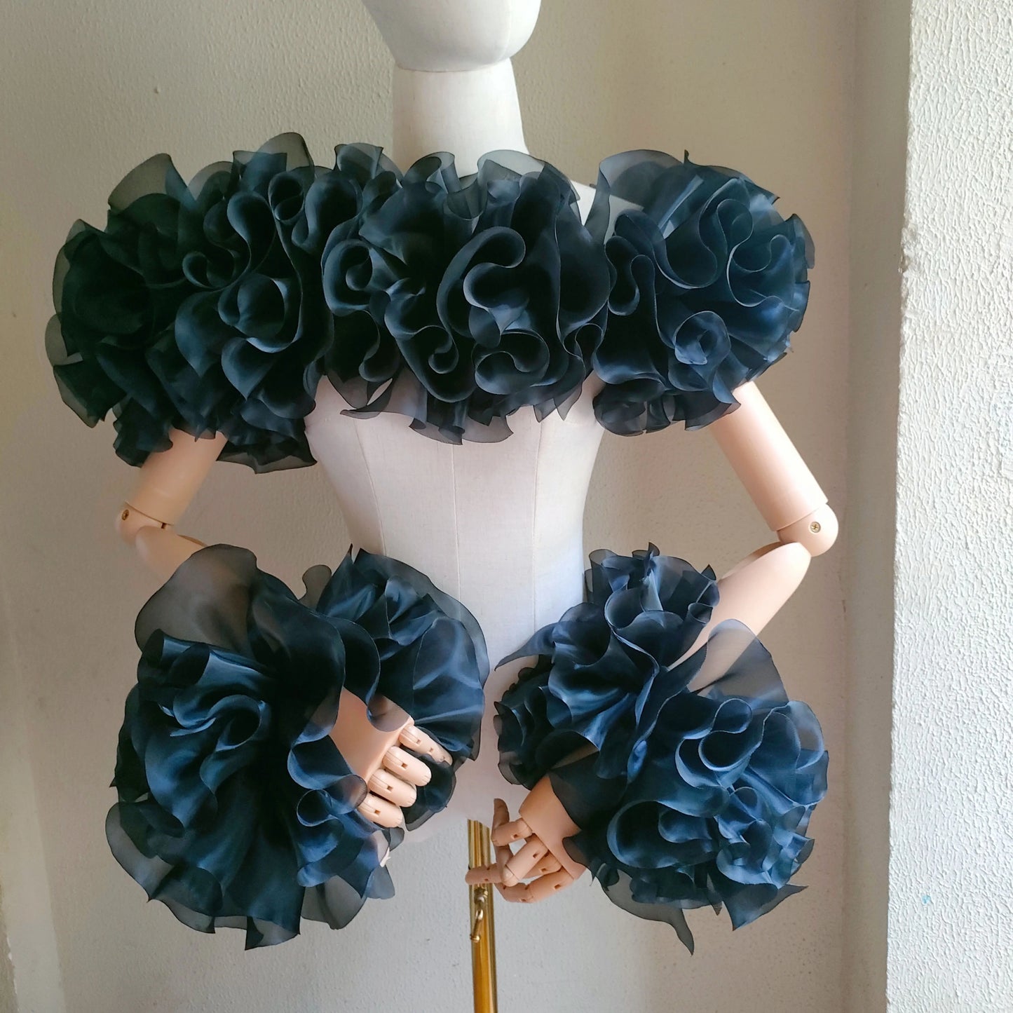 New prom evening performance dress ruffle exaggerate black wrist shoulder wrap shawl